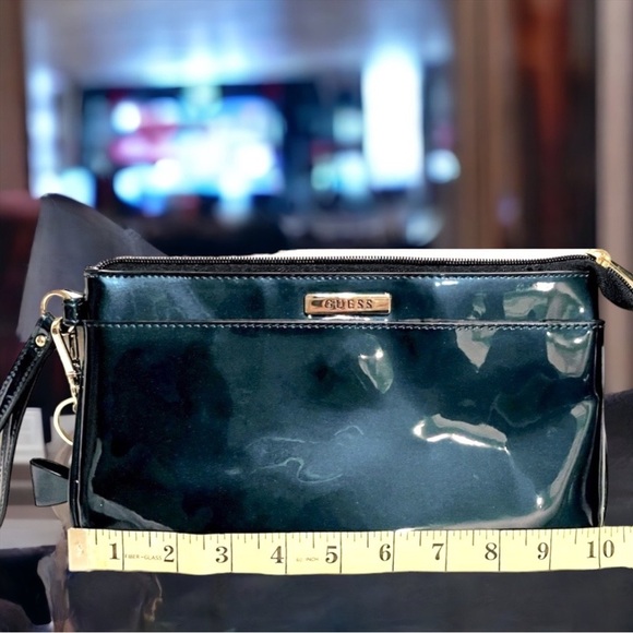 Guess emerald colored 𝅺‘Patent leather’ clutch. - Picture 2 of 7